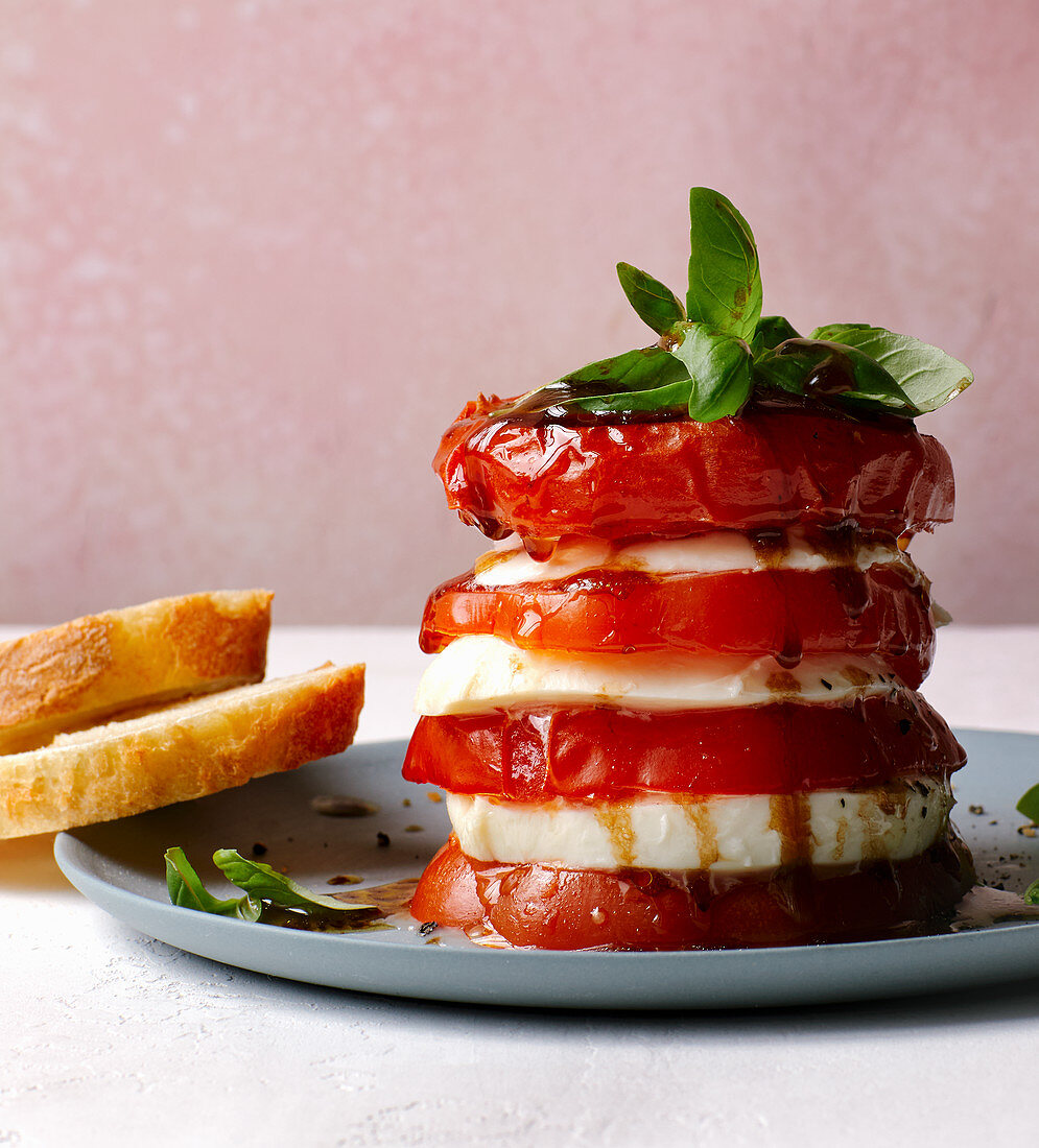 Tomaten-Mozzarella-Türmchen