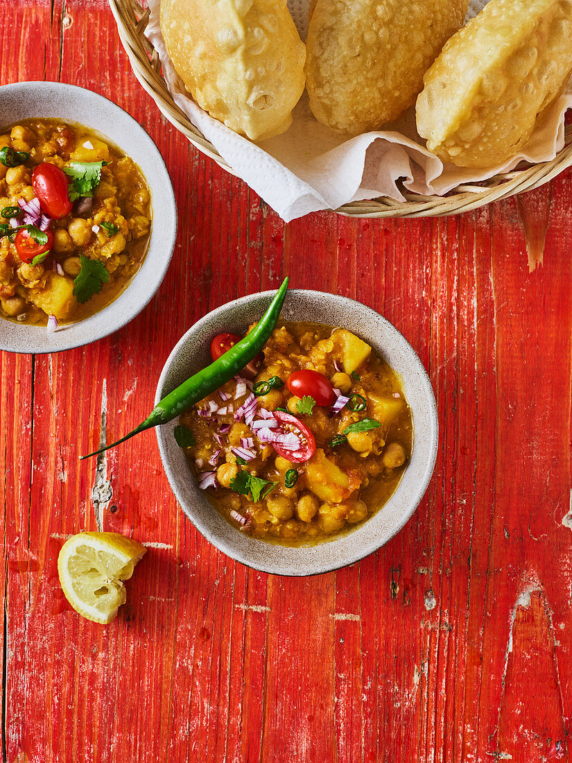 Kichererbsen auf bengalischer Art mit Poori (Indien)