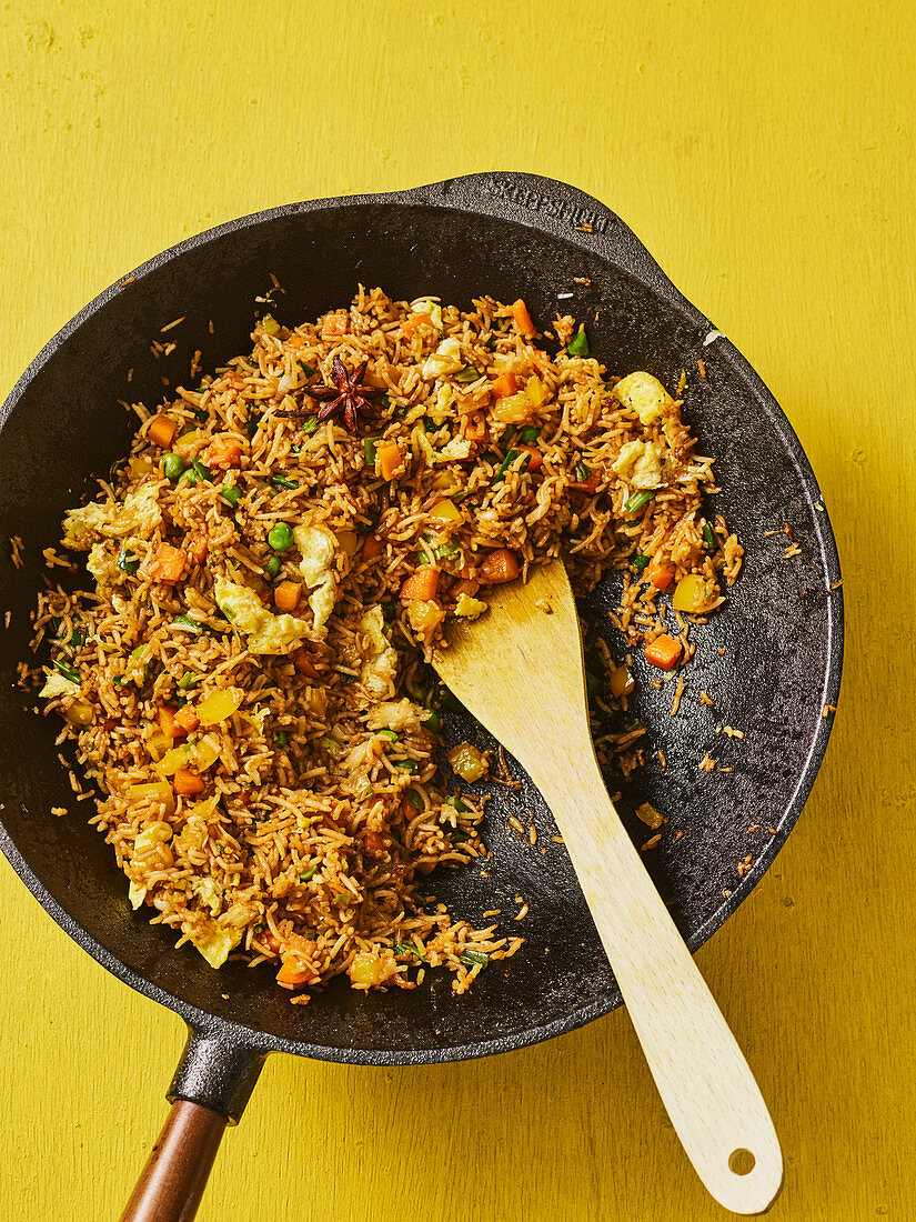 Fried rice with vegetables and egg (India)