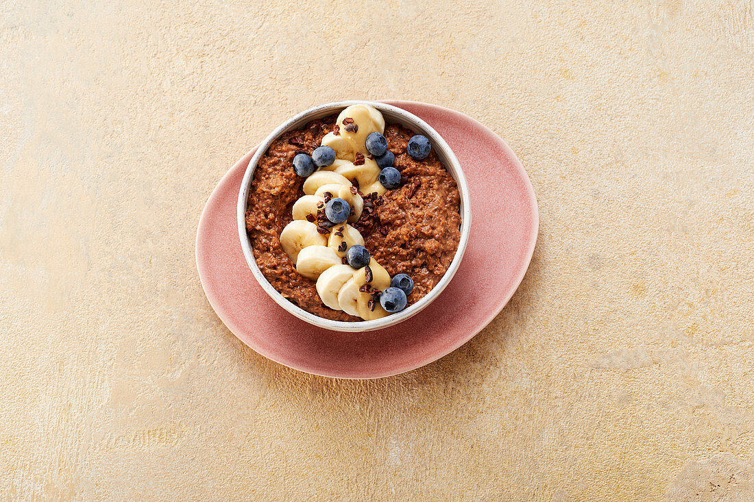 Veganes Kakao-Porridge mit Heidelbeeren