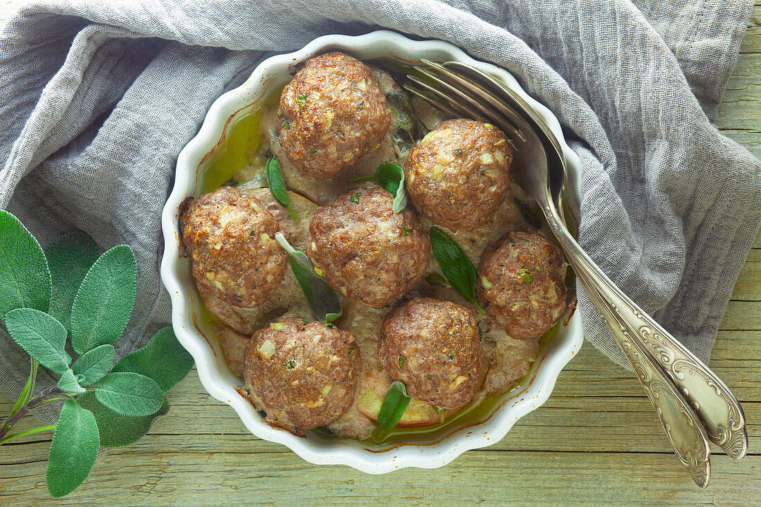 Meatballs with sage and apples