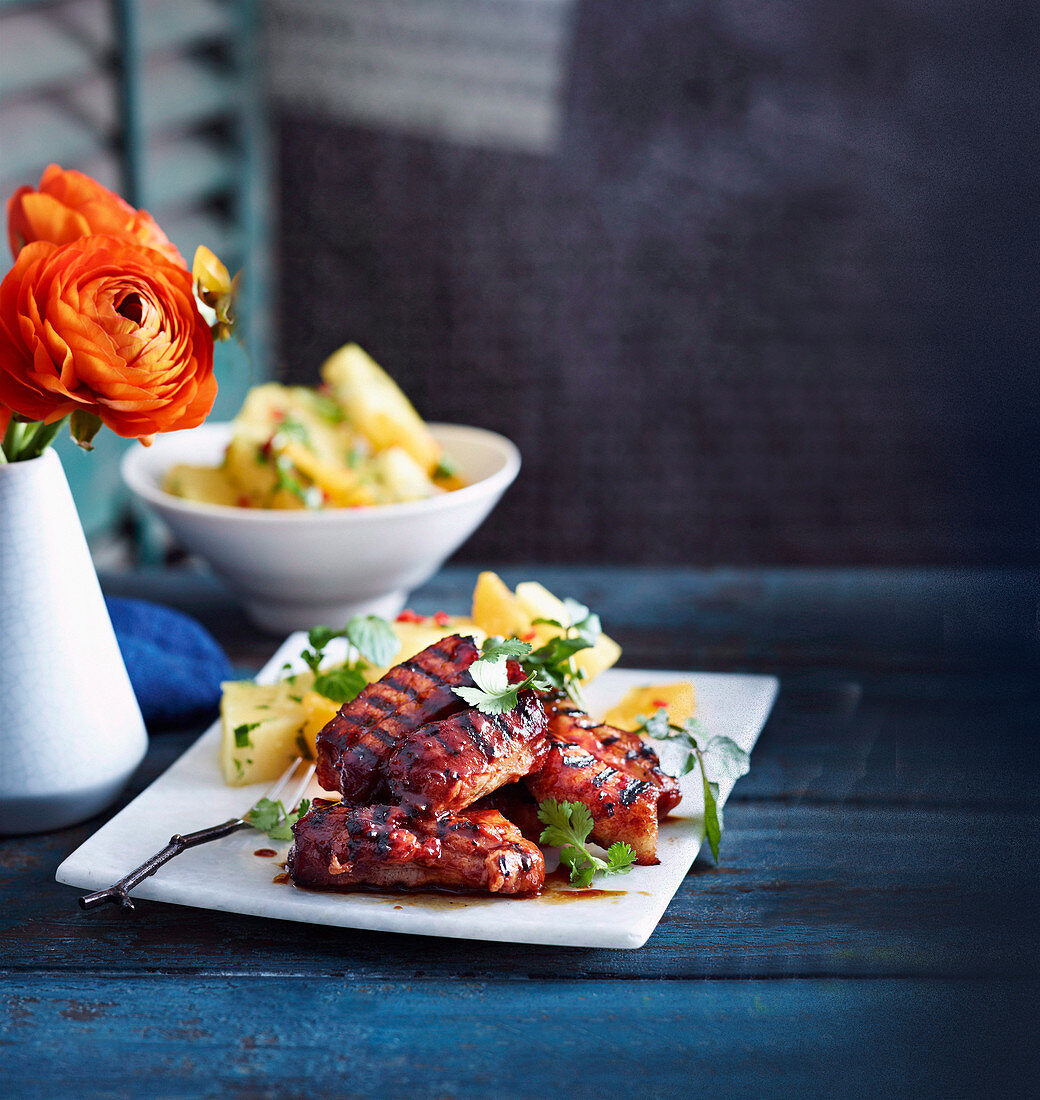 Sticky Ribs mit exotischem Chutney