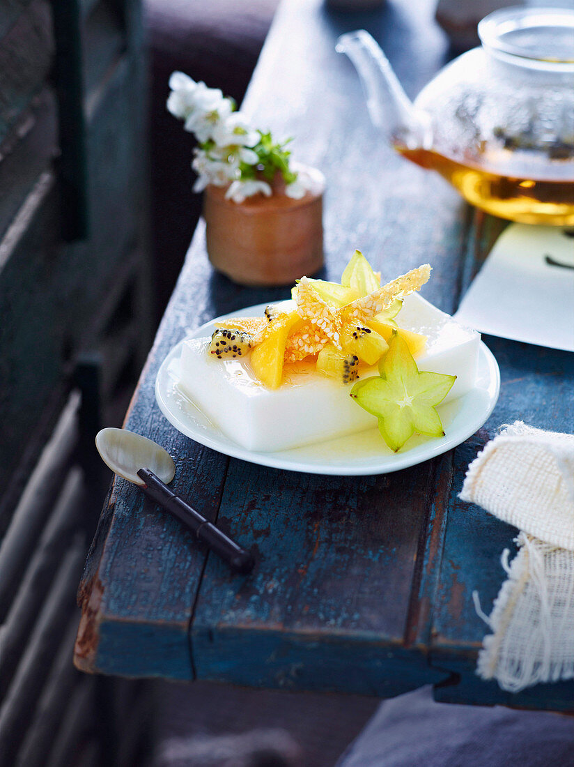 Kokosgelee mit Ingwer-Sommerfrüchten und Sesam-Snaps