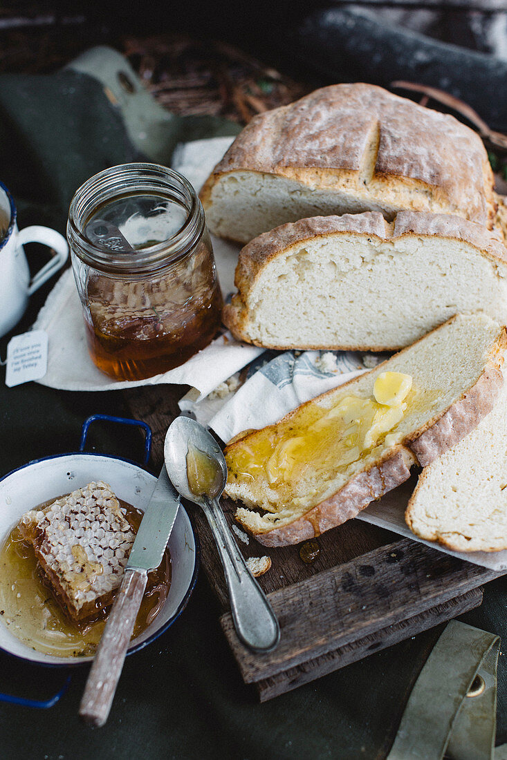 Gedämpftes Brot mit Butter und Honig zum Camping-Frühstück