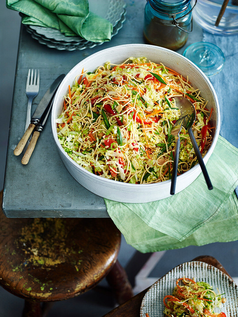 Knuspriger Nudelsalat mit Kohl