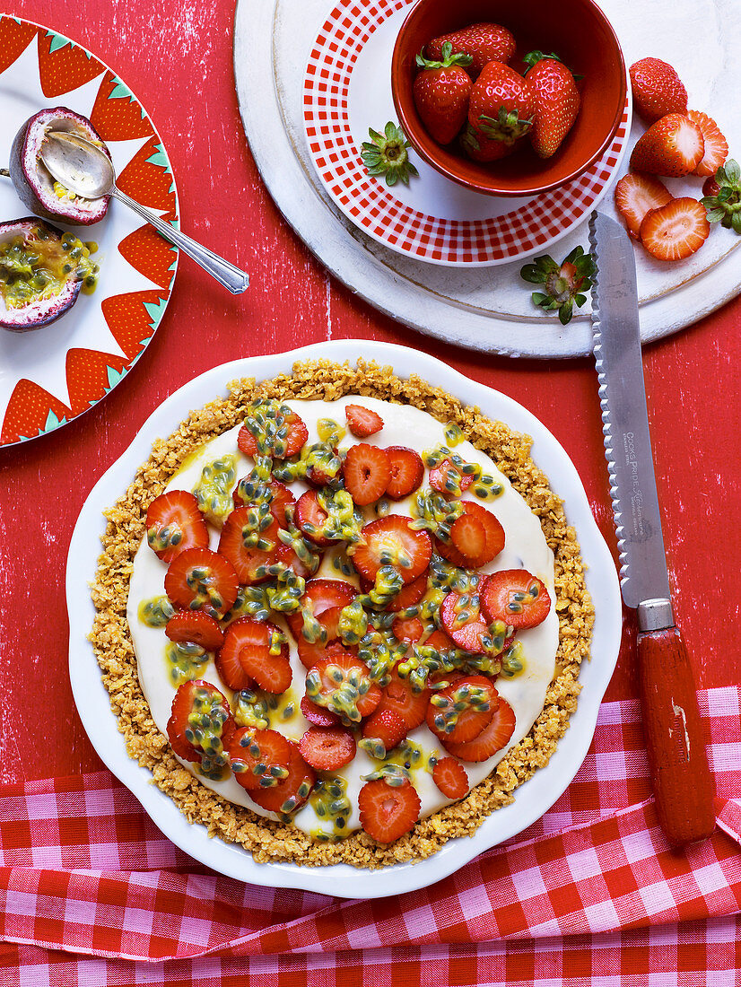 Käsekuchen mit Erdbeeren und Passionsfrucht