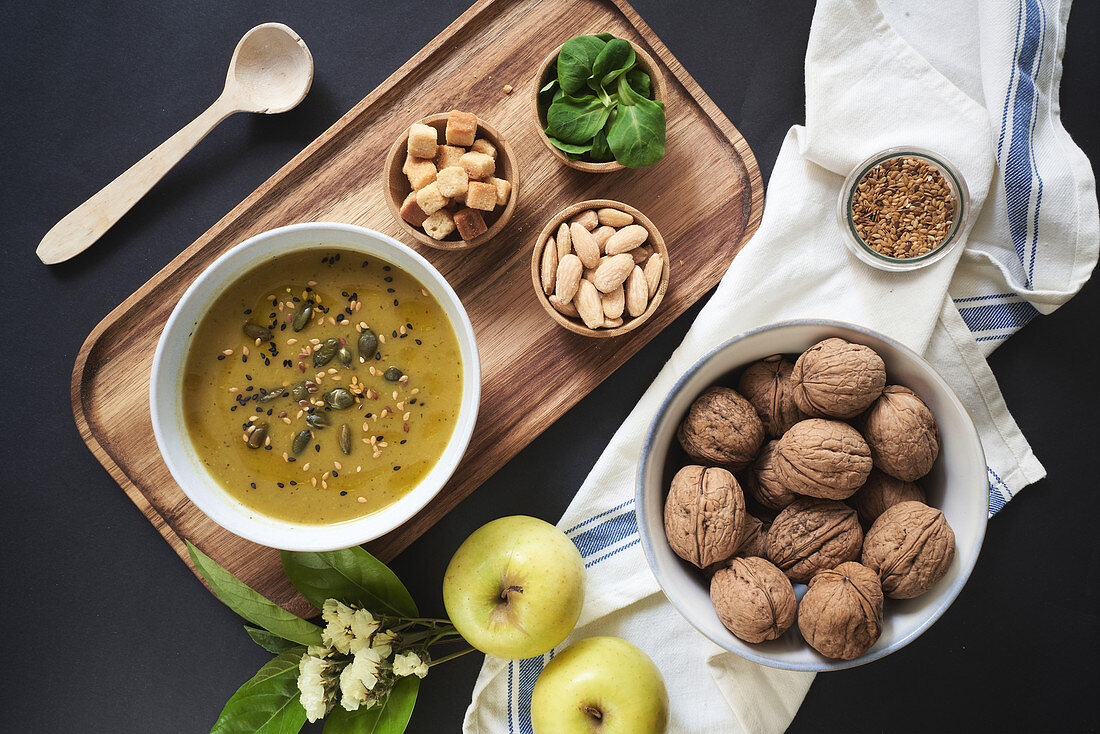 Vegane Sahnesuppe mit Kürbiskernen, Croûtons, Mandeln und Basilikum
