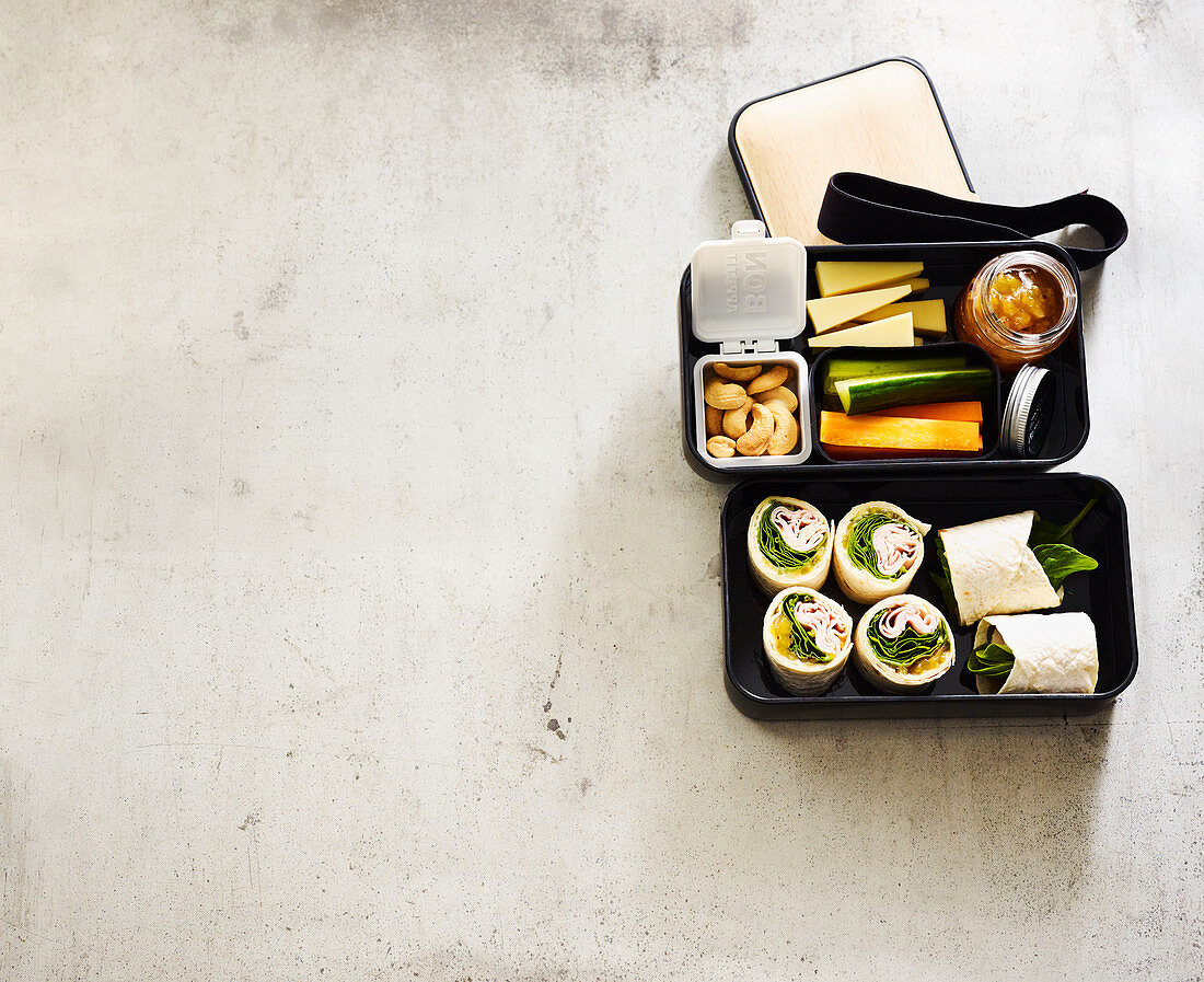 Bento-Snack-Box mit Tortillawraps und Gemüsesticks