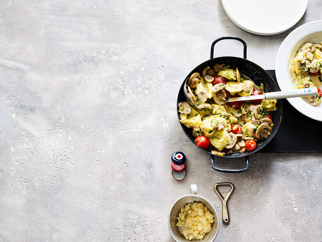 One-Pan-Tortelloni mit Pilzen