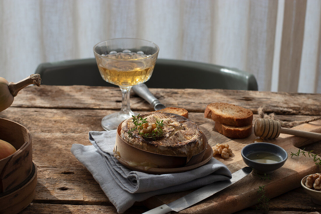 Gebackener Camembert mit Walnüssen auf Holztisch