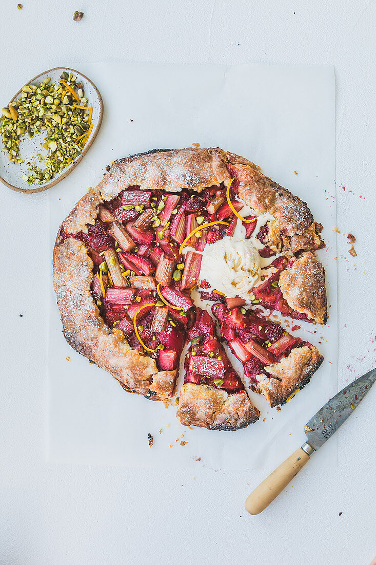 Erdbeer-Rhabarber-Galette mit Pistazien und Vanilleeis