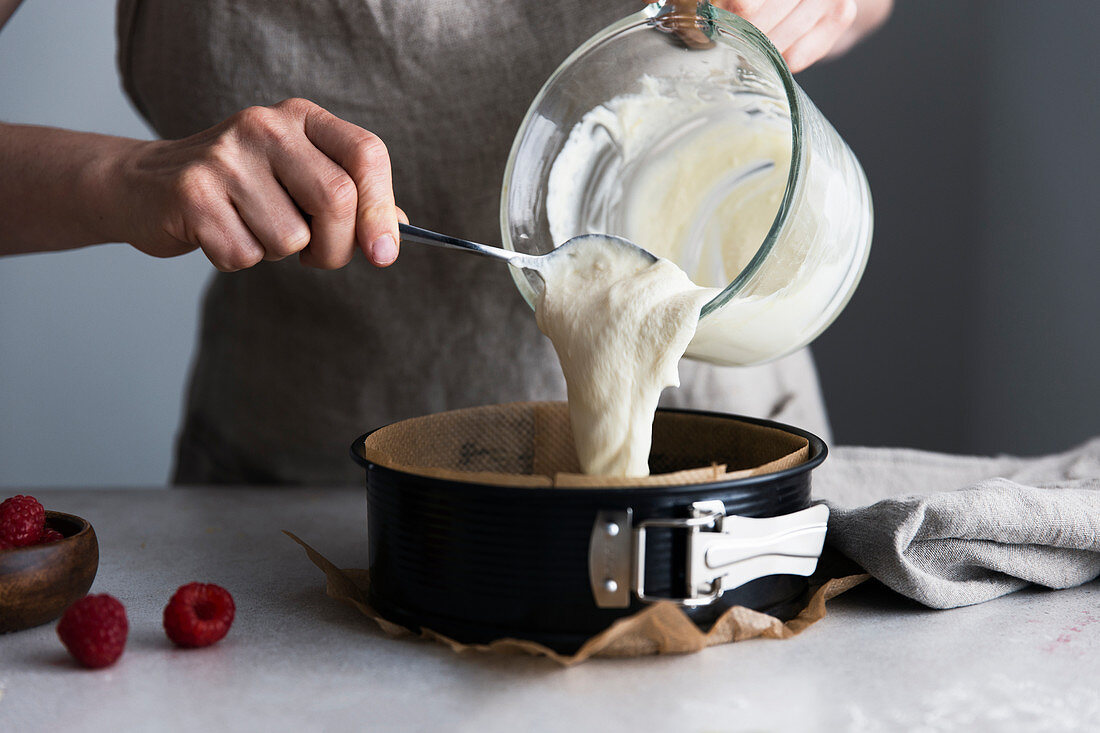 Käsekuchenmasse in Kuchenform mit Backpapier füllen