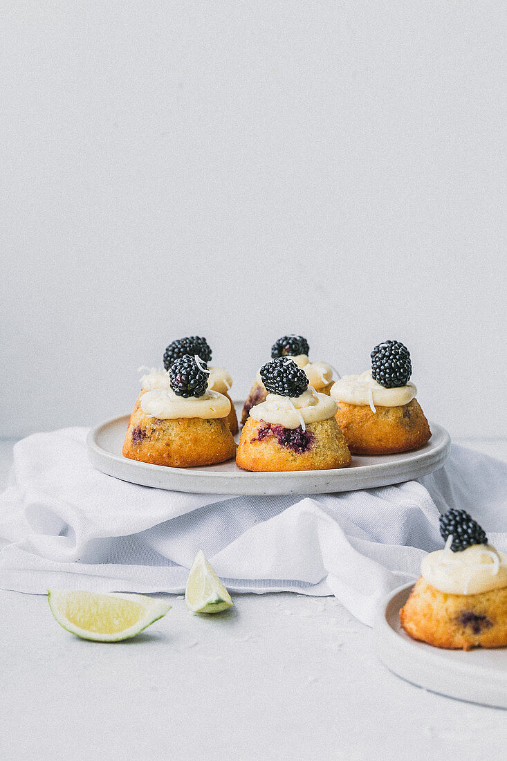 Kleine Limetten-Kokos-Kuchen mit Brombeeren