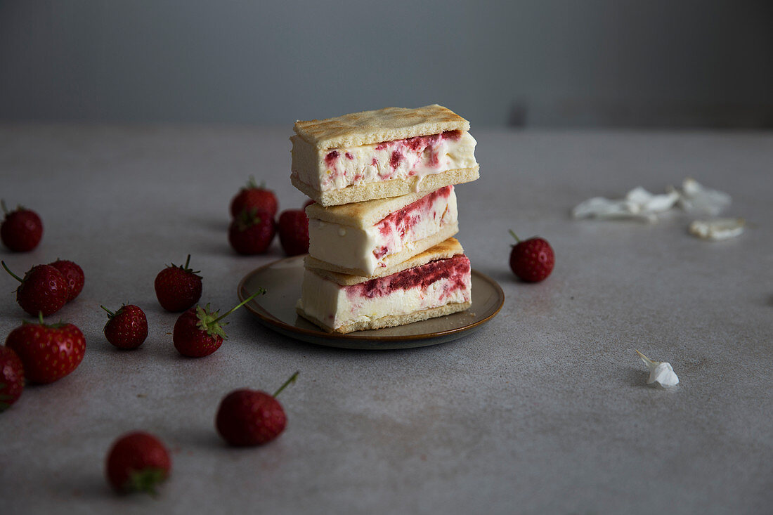 Cheesecake-Eissandwiches mit Erdbeeren