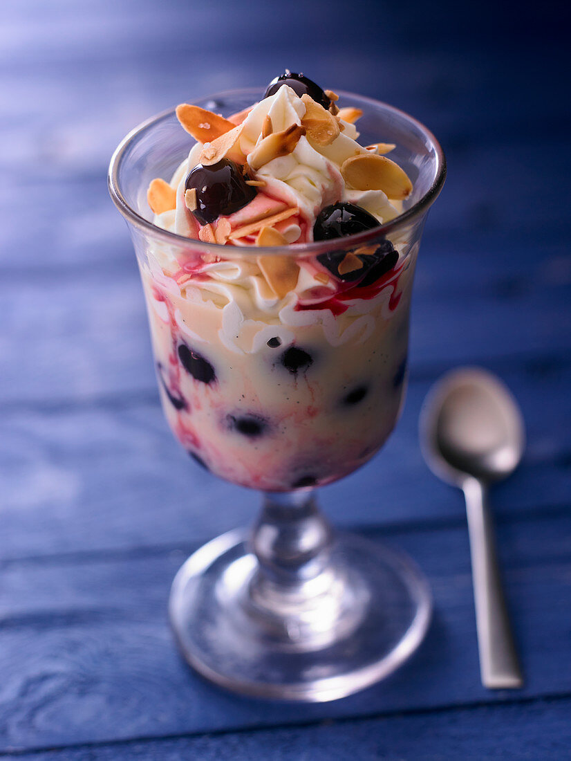 Cremedessert mit Heidelbeeren, Sahne und Mandelblättchen