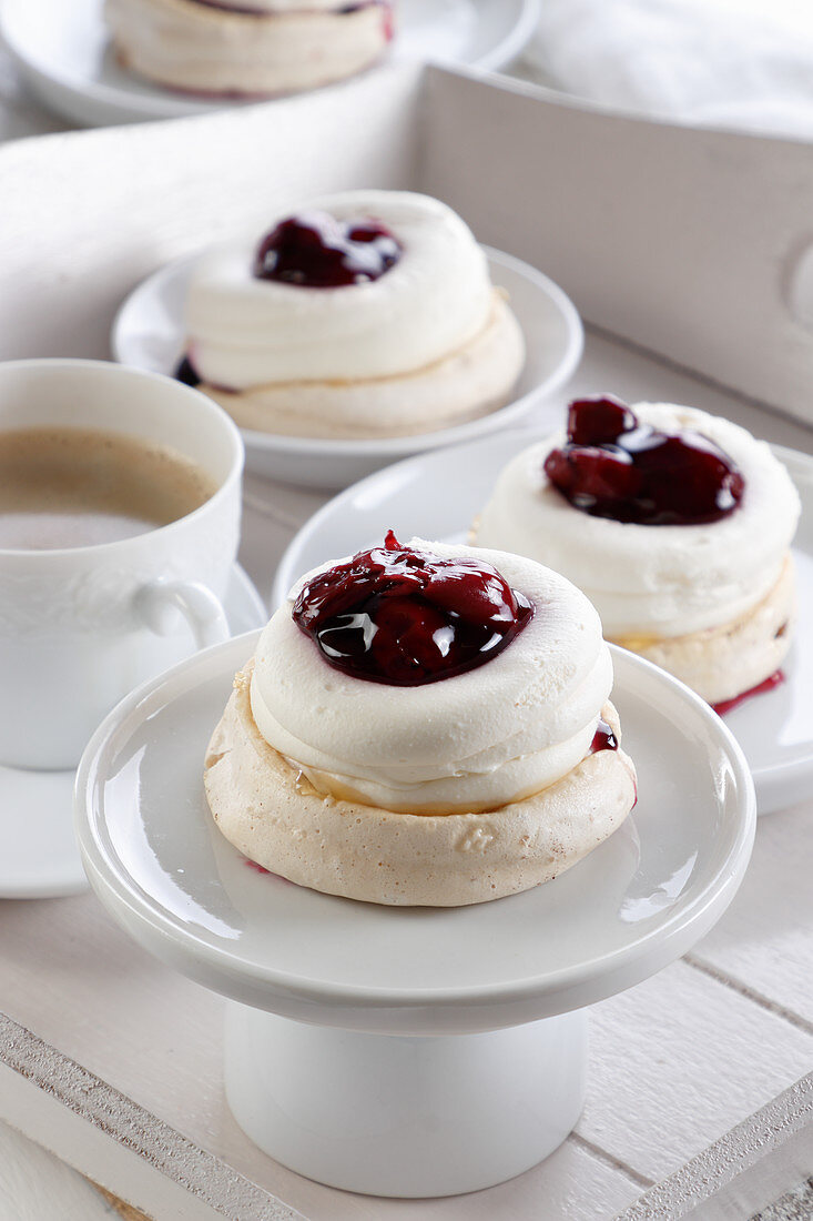 Baiser-Törtchen mit Sahne und Kirschen