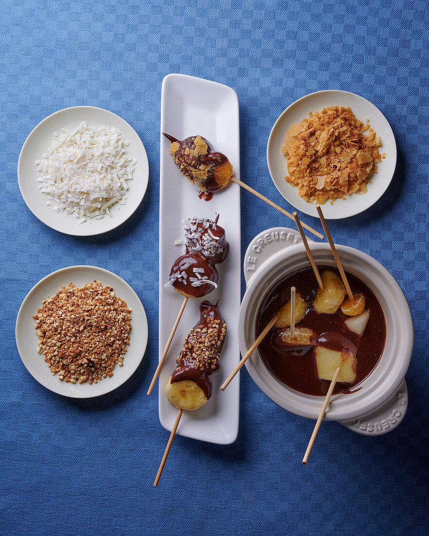 Schokoladenfondue mit frischen Früchten und Toppings