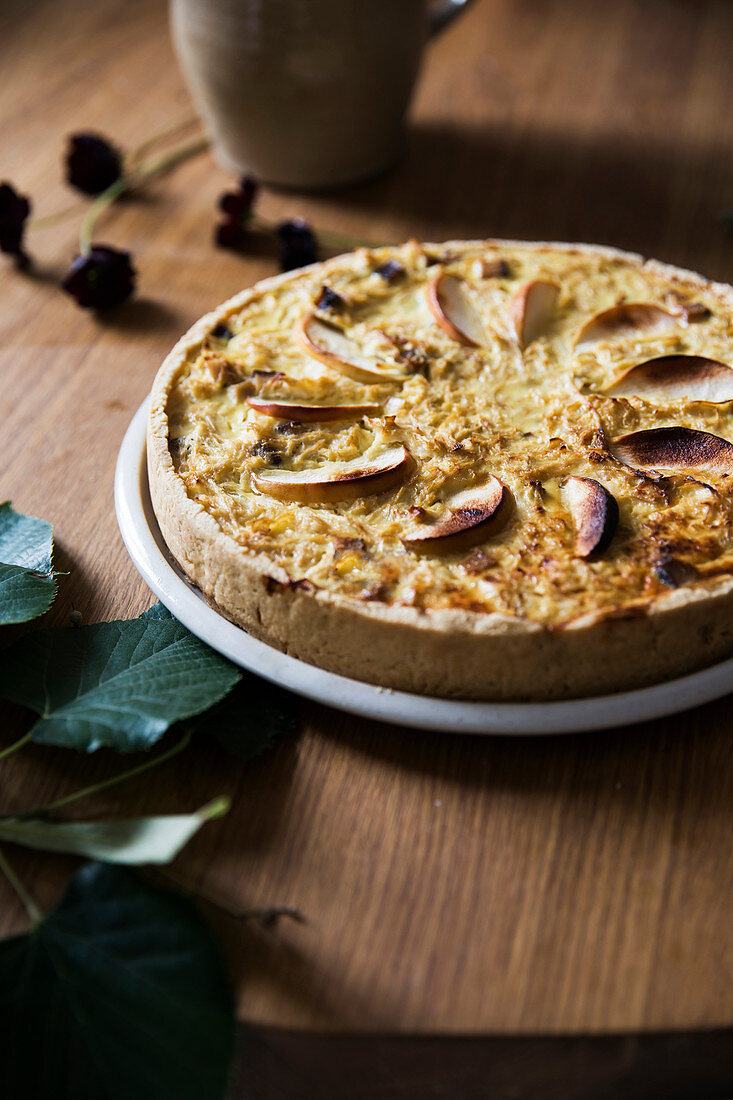 Sauerkraut quiche with apples