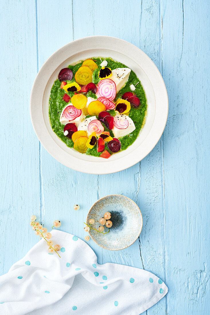 A smoothie salad with pepper, beetroot, mozzarella and redcurrants