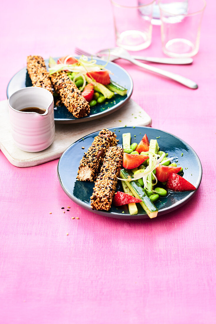 Edamame-Salat mit Tofu, Erdbeeren und Kaffirlimettenblätter