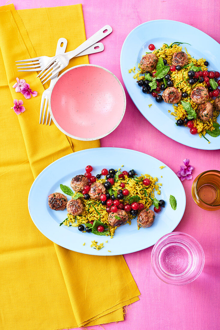 Indischer Reissalat mit Hackbällchen und Johannisbeeren