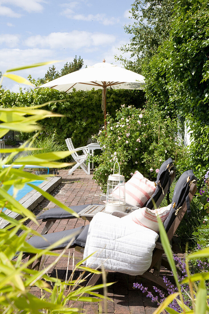 Sonnenliegen auf der Terrasse am Pool