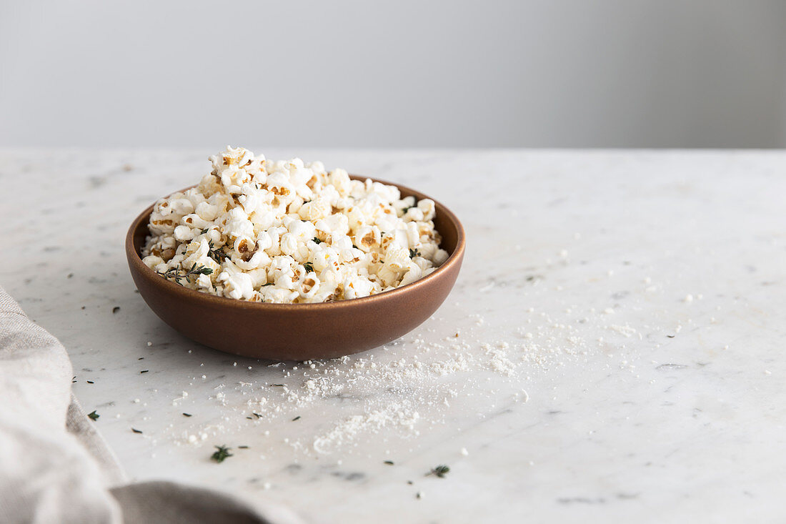 Herzhaftes Popcorn mit Parmesan und Thymian