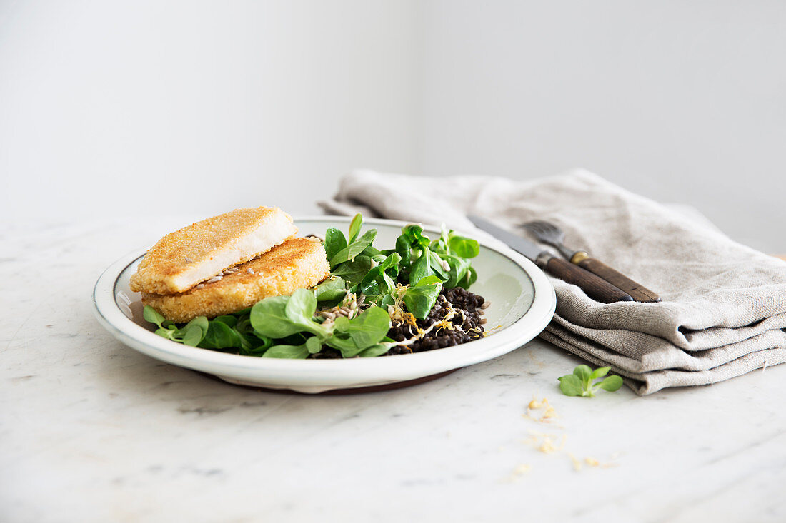 Paniertes Sellerieschnitzel mit Feldsalat und Belugalinsen