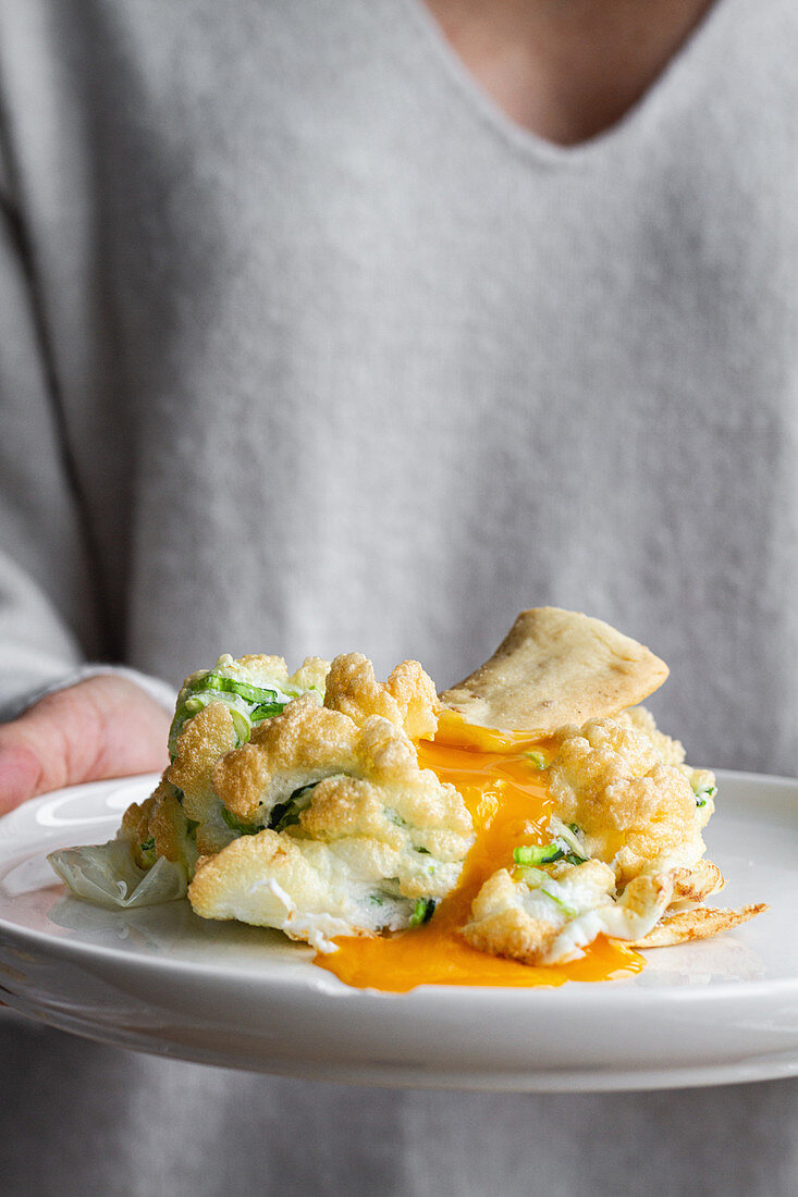 Cloud Eggs mit grünem Gemüse und Crackern zum Frühstück