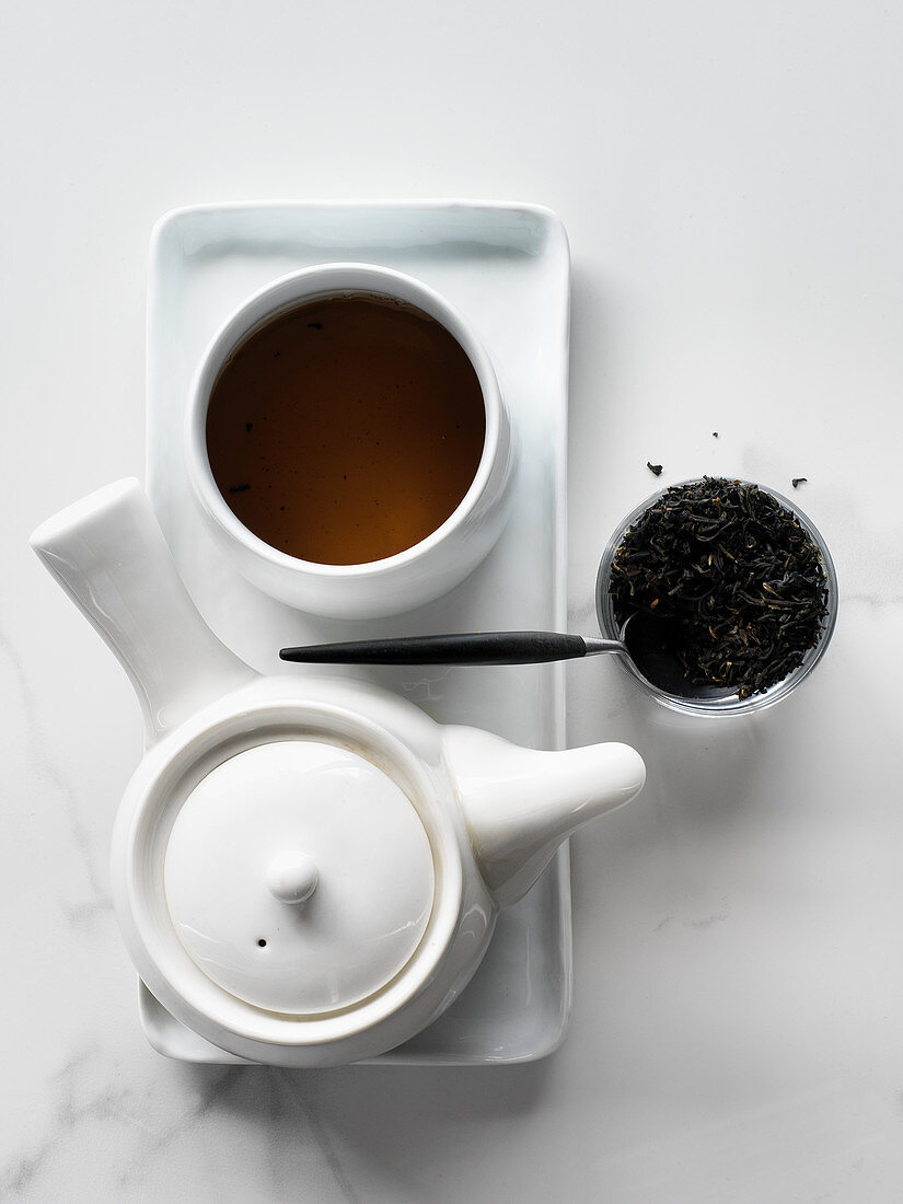Schwarztee, aufgebrüht und Teeblätter