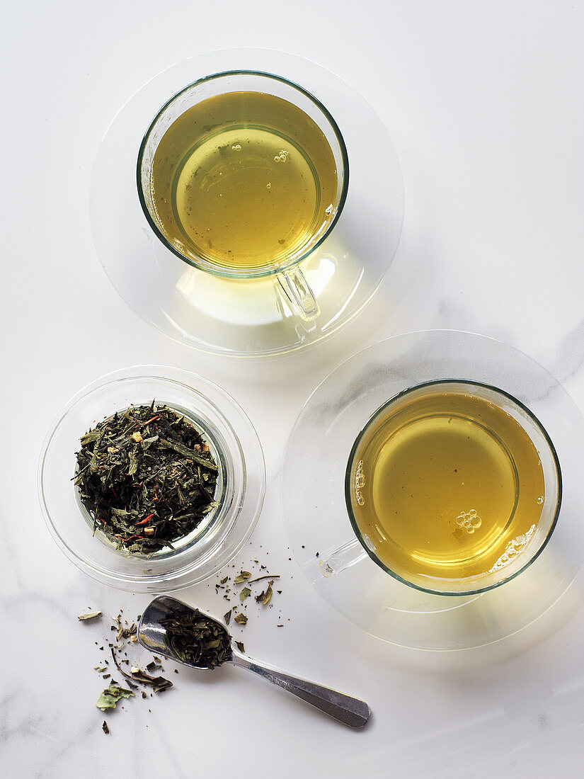 Aufgebrühter grüner Tee in Glastassen