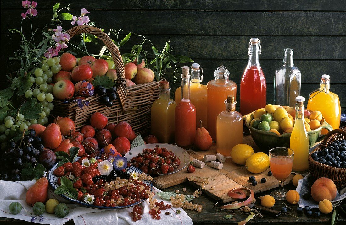 Frisch gepresste Säfte & frisches Obst & Beeren