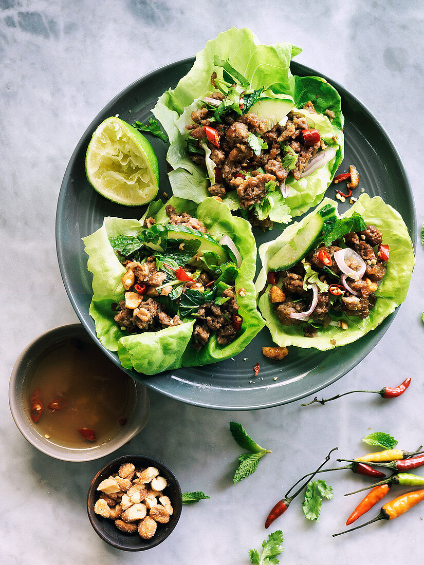 Veganer Larb-Salat in Salatblättern (Thailand)