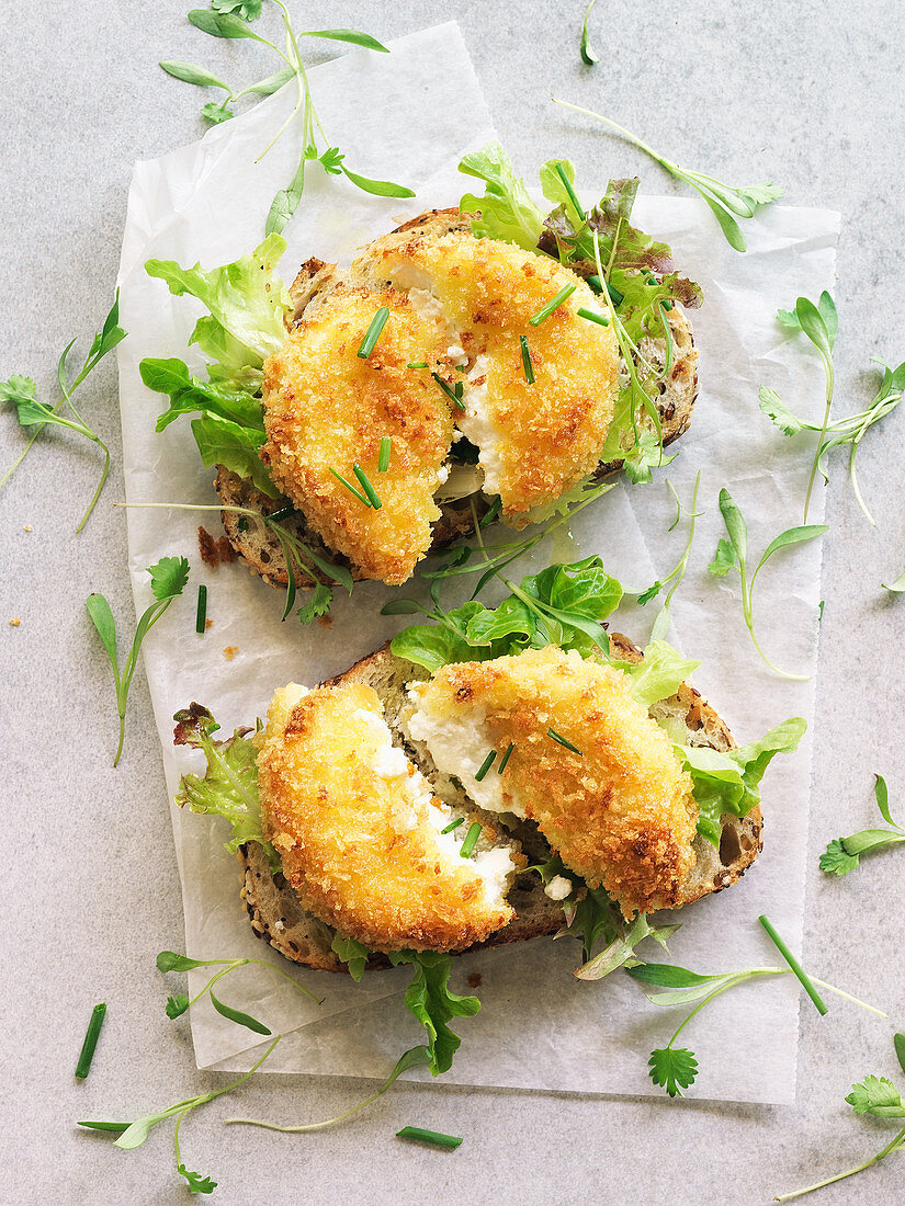 Gebratener Ziegenkäse auf Röstbrot