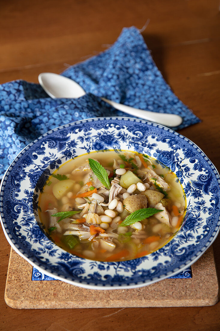 Hühnersuppe mit weissen Bohnen