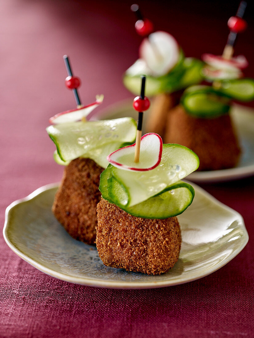 Ziegenkäse-Kroketten-Spießchen mit Gurke und Radieschen