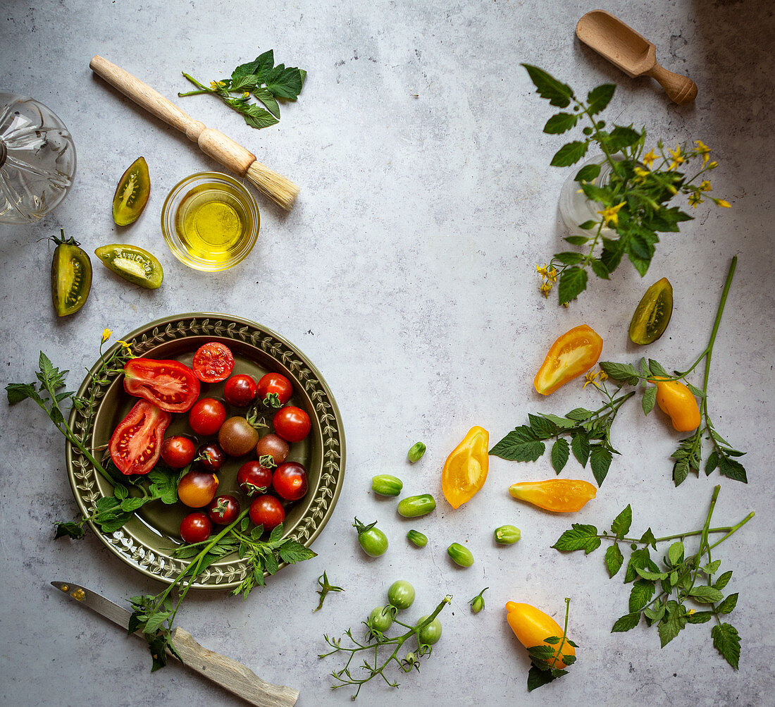 Stillleben mit roten, grünen und gelben Tomatensorten