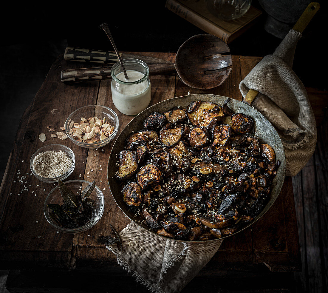 Auberginen-Pilzpfanne mit Knoblauch, Sesam und Tahini (Umami-Gericht)