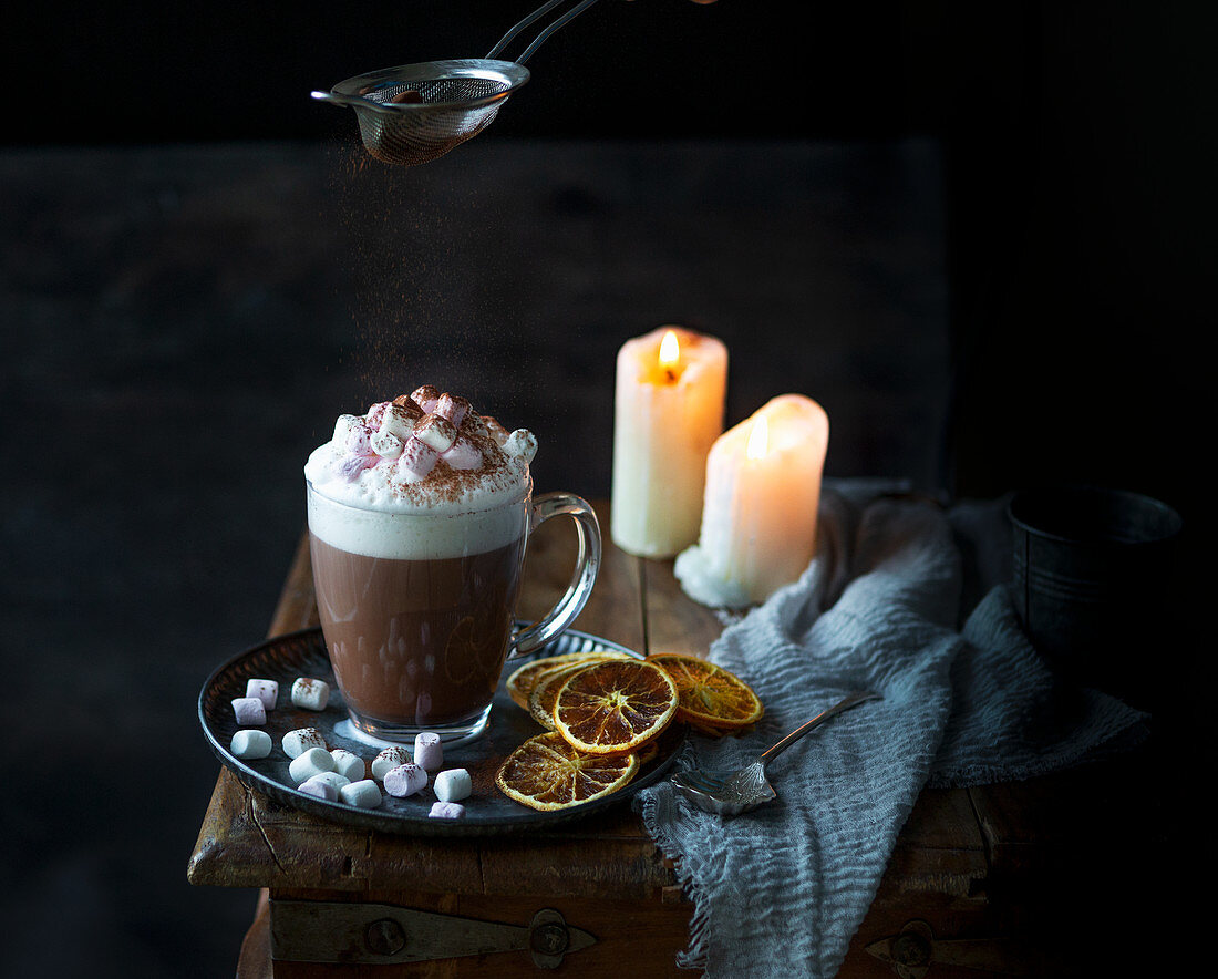 Heiße Schokolade mit Milchschaum, Mini-Marshmallows und Kakaopulver