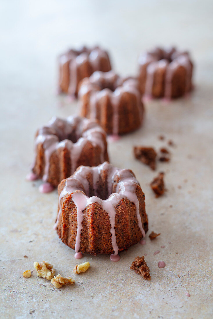 Mini-Gugelhupf mit Rotwein, Zimt, Walnüssen und Kakao