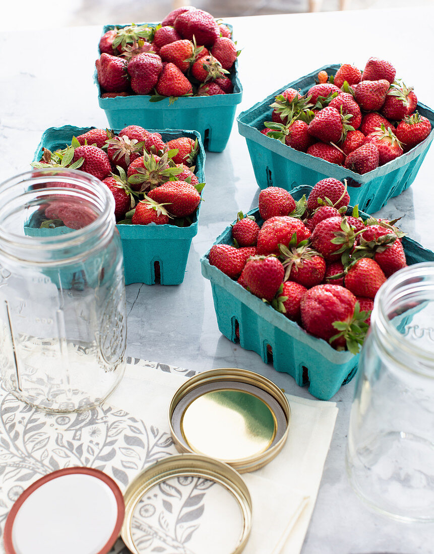 Frische Erdbeeren und Einmachgläser
