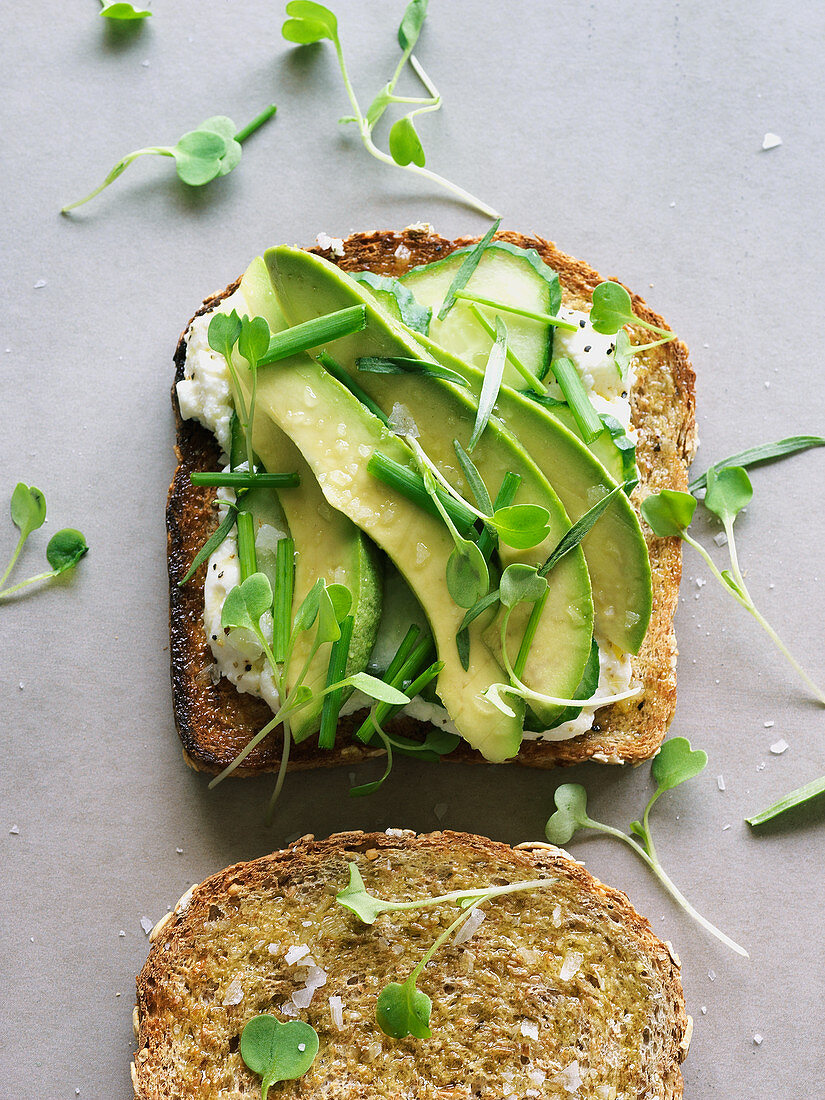 Toast mit Avocado, Sprossen und Frischkäse