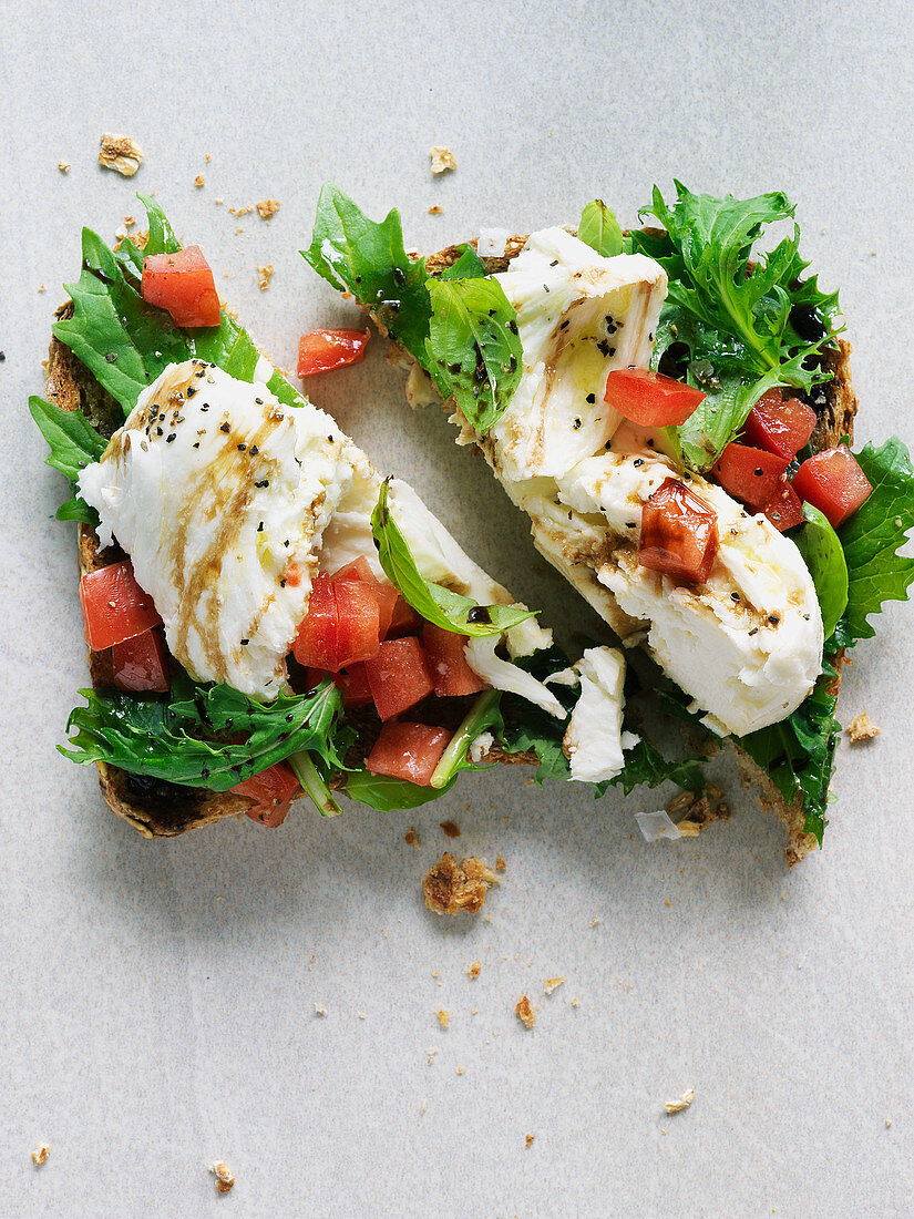 Toast mit Mozzarella, Tomaten und Basilikum