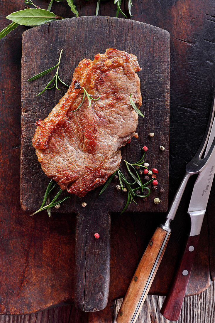 Gebratenes Rindersteak auf Holzbrett