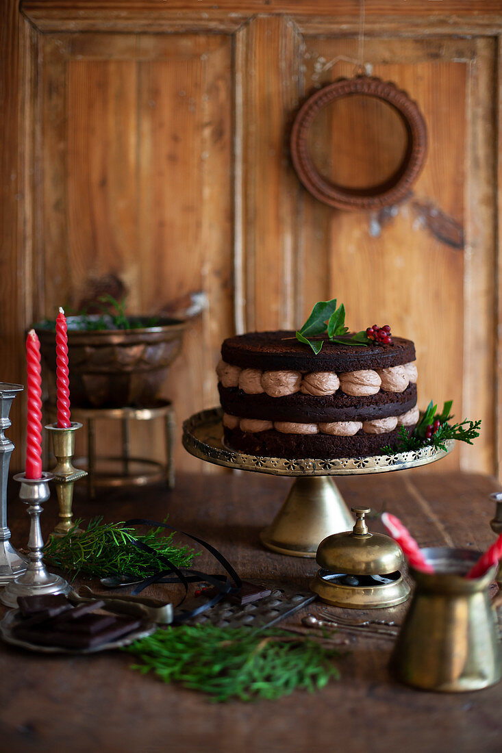 Schokoladencremetorte mit Ganache auf antikem Kuchenständer