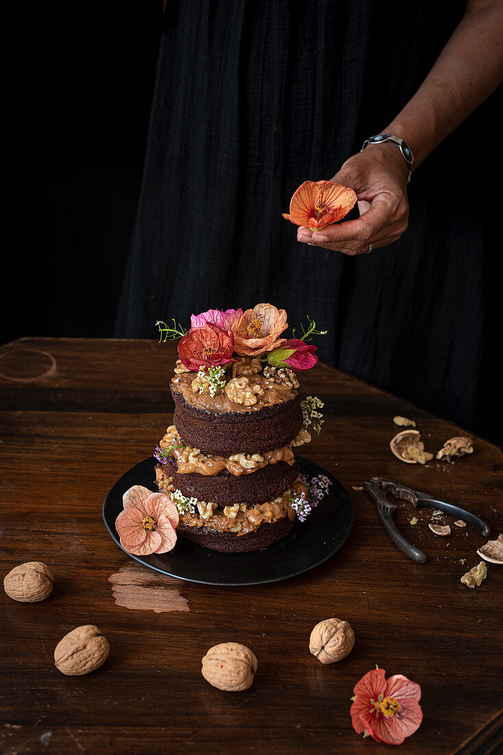 Schokoladen-Naked Cake mit Sahne, Walnuss und Essblüten