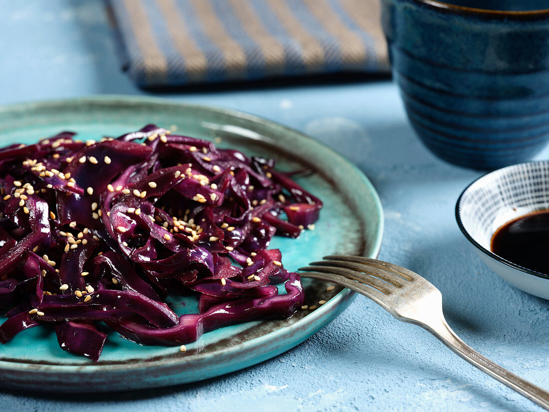 Red cabbage salad with sesame seeds