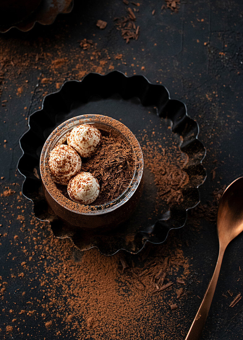 Schokoladenmousse im Glas mit Kakaopulver