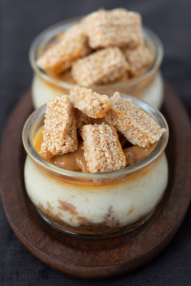 Cheesecakes with sesame bars in jars