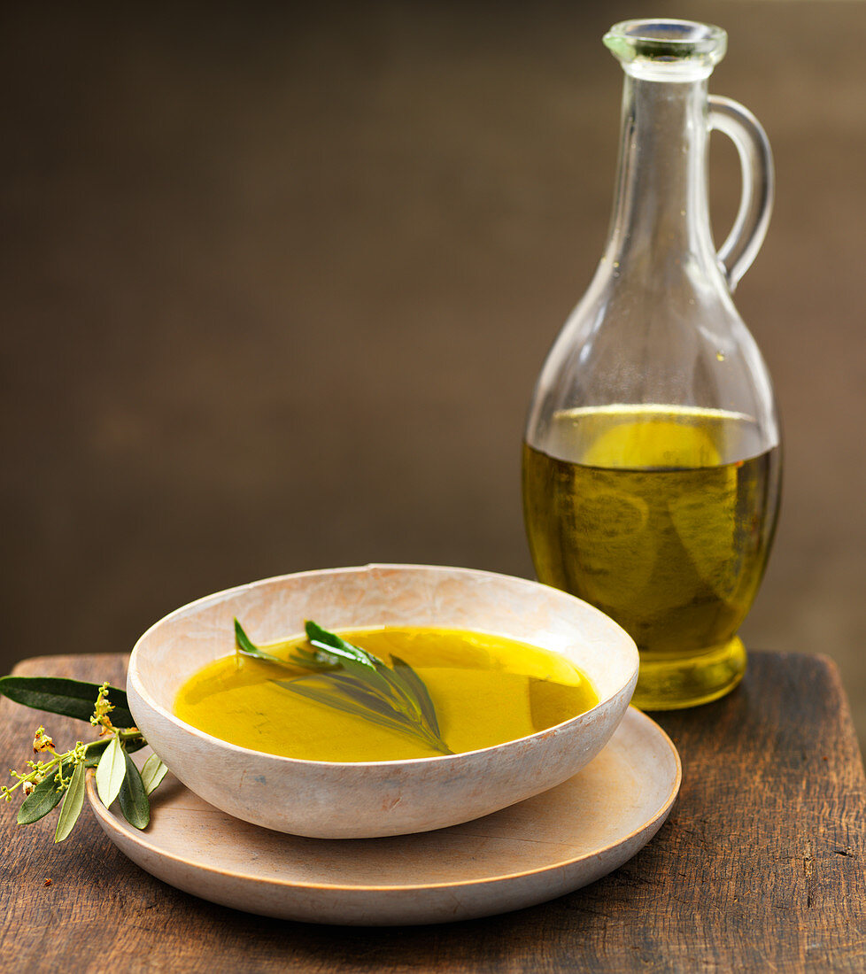 Olivenöl in Schälchen und Karaffe